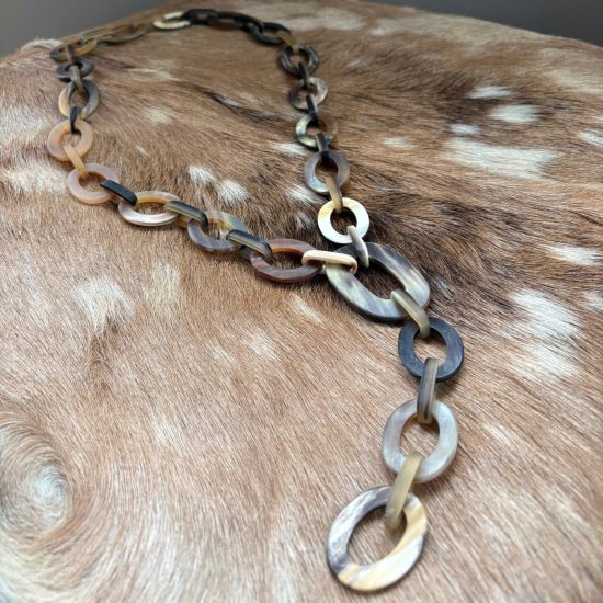 Sierlijk handgemaakt, buffelhoorn collier. Gemengde tintjes, basis bruin. Mat, Lichtgewicht.