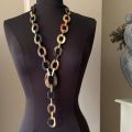 Sierlijk handgemaakt, buffelhoorn collier. Gemengde tintjes, basis bruin. Mat, Lichtgewicht.