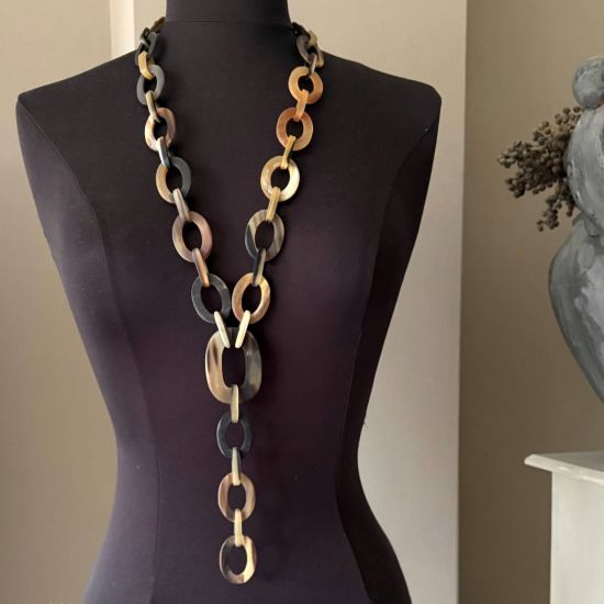 Sierlijk handgemaakt, buffelhoorn collier. Gemengde tintjes, basis bruin. Mat, Lichtgewicht.