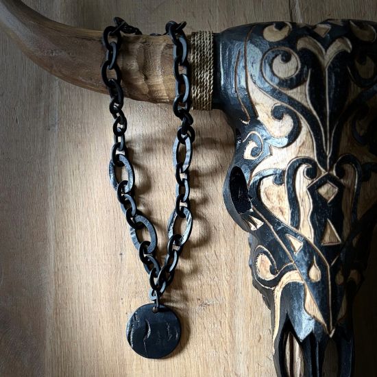 Handgemaakt buffelhoorn collier met Ø6cm hanger, in een matte & ruwe finish. Lengte 80 cm.
