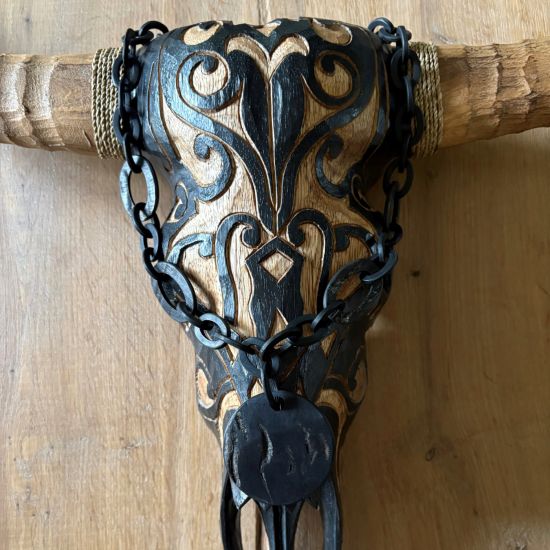 Handgemaakt buffelhoorn collier met Ø6cm hanger, in een matte & ruwe finish. Lengte 80 cm.