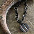 Handgemaakt buffelhoorn collier met Ø6cm hanger, in een matte & ruwe finish. Lengte 80 cm.
