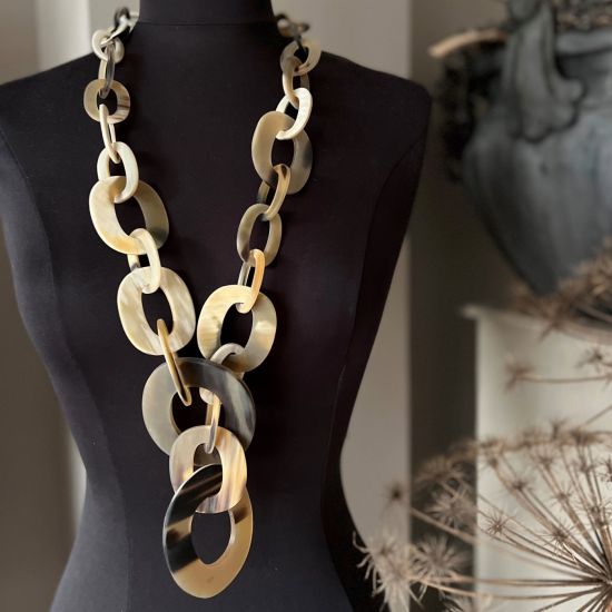 Stoer, handgemaakt buffelhoorn collier. Blonde tintjes, mat. Lichtgewicht.