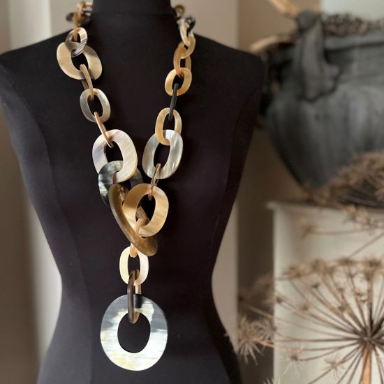 Stoer, handgemaakt buffelhoorn collier. Blonde tintjes, mat. Lichtgewicht.