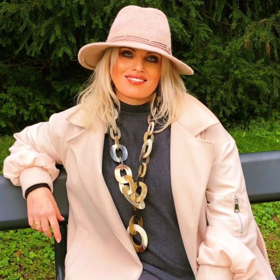 Stoer, handgemaakt buffelhoorn collier. Blonde tintjes, mat. Lichtgewicht.