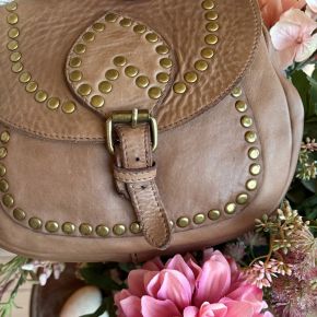 Gewassen leren tas met studjes, camel. 28 x h 21 x 8 cm