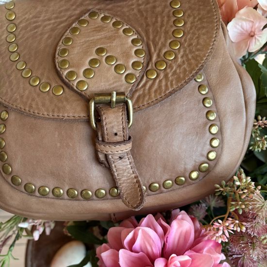 Gewassen leren tas met studjes, camel. 28 x h 21 x 8 cm