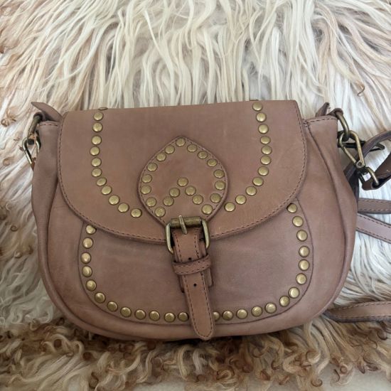 Gewassen leren tas met studjes, camel. 28 x h 21 x 8 cm