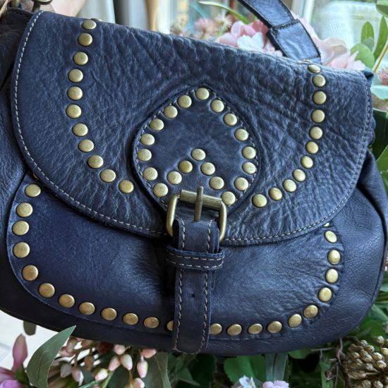 Gewassen leren tas met studjes, dark blue. 28 x h 21 x 8 cm
