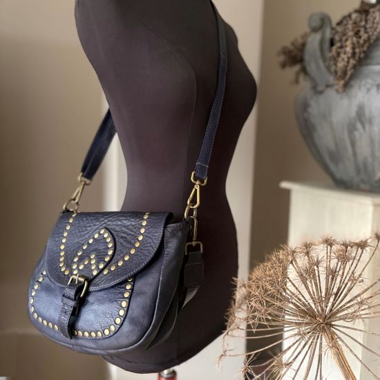 Gewassen leren tas met studjes, dark blue. 28 x h 21 x 8 cm