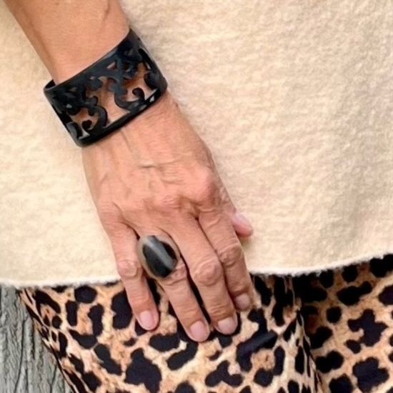 Stijlvolle handgemaakte buffelhoorn ring, gevarieerde tintjes. Matte finish +/-3cm.