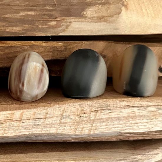 Stijlvolle handgemaakte buffelhoorn ring, gevarieerde tintjes. Matte finish +/-3cm.