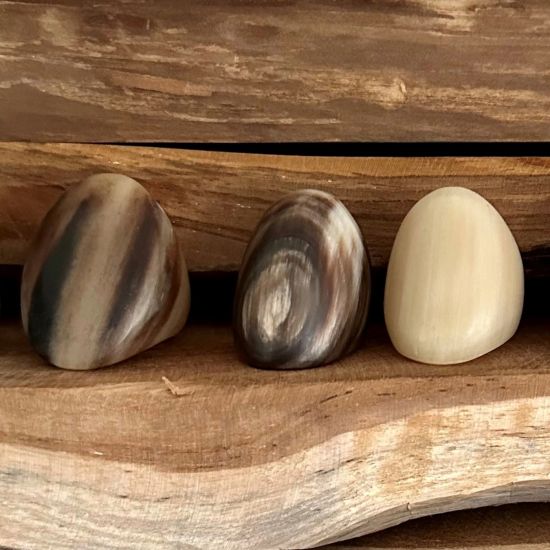 Stijlvolle handgemaakte buffelhoorn ring, gevarieerde tintjes. Matte finish +/-3cm.