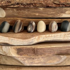 Stijlvolle handgemaakte buffelhoorn ring, gevarieerde tintjes. Matte finish +/-3cm.