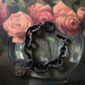 Zwart matte buffelhoorn schakelarmband met ruwe bedel . Superstoer en vederlicht.