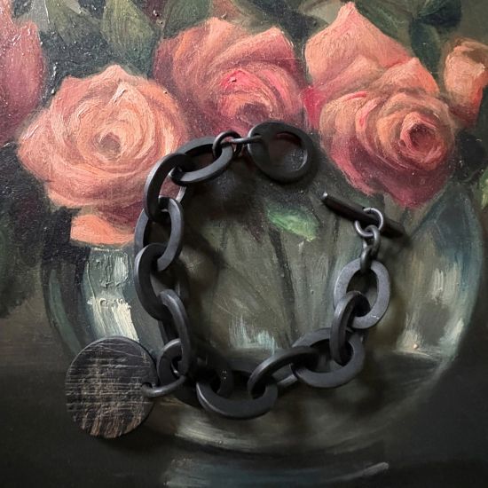 Zwart matte buffelhoorn schakelarmband met ruwe bedel . Superstoer en vederlicht.