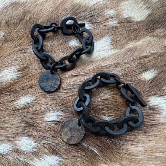 Zwart matte buffelhoorn schakelarmband met ruwe bedel . Superstoer en vederlicht.