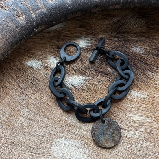 Zwart matte buffelhoorn schakelarmband met ruwe bedel . Superstoer en vederlicht.