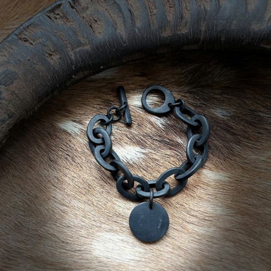 Zwart matte buffelhoorn schakelarmband met ruwe bedel . Superstoer en vederlicht.
