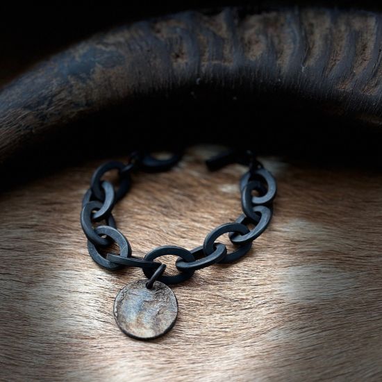 Zwart matte buffelhoorn schakelarmband met ruwe bedel . Superstoer en vederlicht.