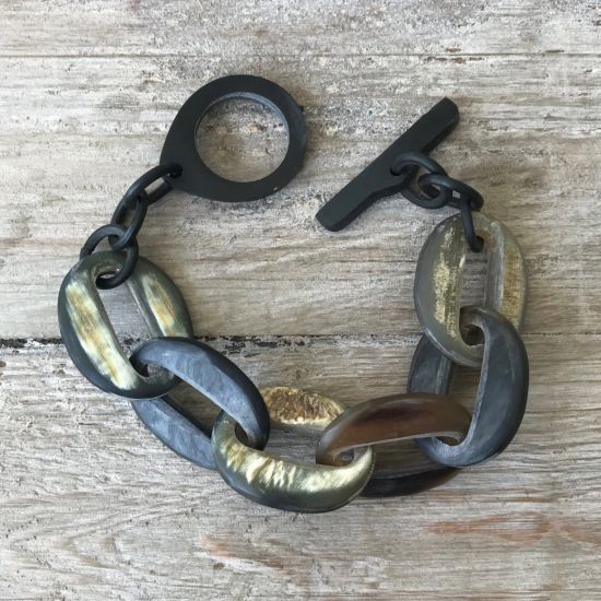 Stoere buffelhoorn schakelarmband, matte finish. Zeer licht in gewicht.