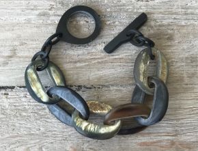 Stoere buffelhoorn schakelarmband, matte finish. Zeer licht in gewicht.