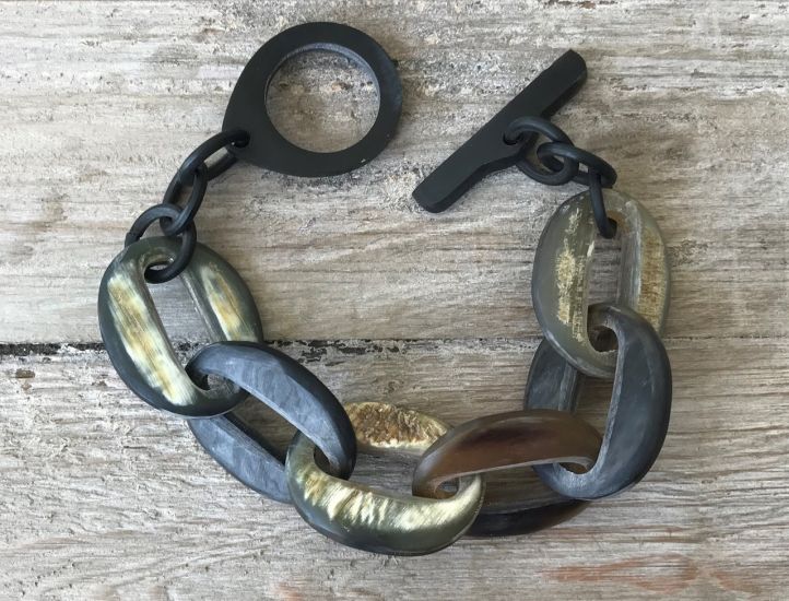 Stoere buffelhoorn schakelarmband, matte finish. Zeer licht in gewicht.