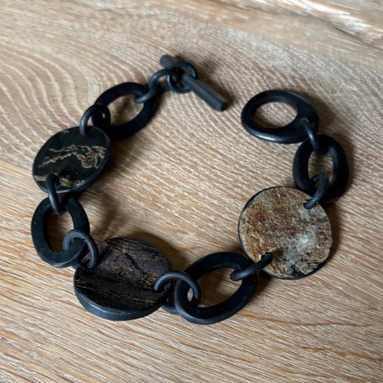 Zwart matte buffelhoorn schakelarmband, gecombineerd met 'rough' elementen. Superstoer en vederlicht.