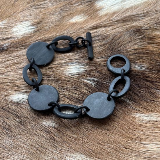 Zwart matte buffelhoorn schakelarmband, gecombineerd met 'rough' elementen. Superstoer en vederlicht.