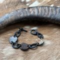 Zwart matte buffelhoorn schakelarmband, gecombineerd met 'rough' elementen. Superstoer en vederlicht.