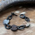 Zwart matte buffelhoorn schakelarmband, gecombineerd met 'rough' elementen. Superstoer en vederlicht.
