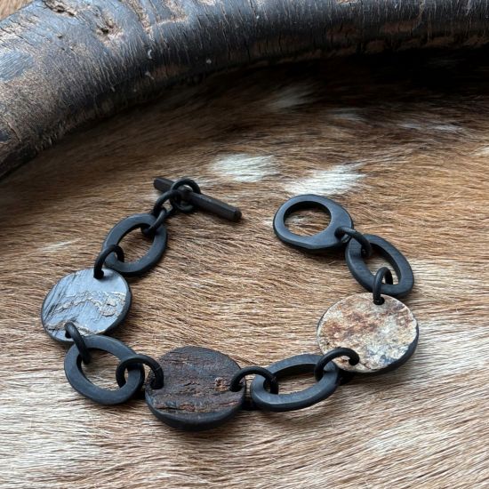 Zwart matte buffelhoorn schakelarmband, gecombineerd met 'rough' elementen. Superstoer en vederlicht.