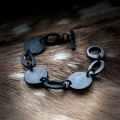 Zwart matte buffelhoorn schakelarmband, gecombineerd met 'rough' elementen. Superstoer en vederlicht.