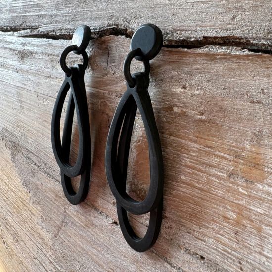 Handgemaakte ovale buffelhoorn oorbellen. Mat zwart 8.7 x 2.9 cm. Superlicht