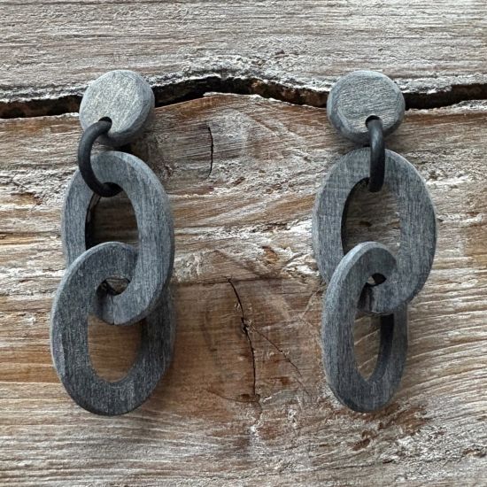 Grijze geborstelde, ovale schakeloorbellen. Buffelhoorn 7x 3.4cm. Matte finish. Lichtgewicht