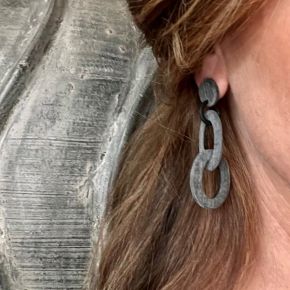 Grijze geborstelde, ovale schakeloorbellen. Buffelhoorn 7x 3.4cm. Matte finish. Lichtgewicht