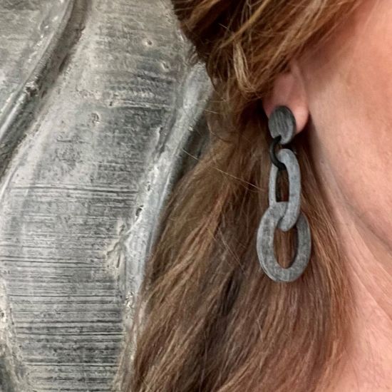 Grijze geborstelde, ovale schakeloorbellen. Buffelhoorn 7x 3.4cm. Matte finish. Lichtgewicht