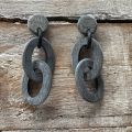 Grijze geborstelde, ovale schakeloorbellen. Buffelhoorn 7x 3.4cm. Matte finish. Lichtgewicht