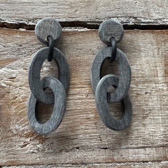Grijze geborstelde, ovale schakeloorbellen. Buffelhoorn 7x 3.4cm. Matte finish. Lichtgewicht