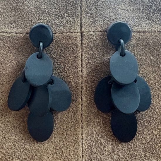 Handgemaakte buffelhoorn oorbellen. Mat zwart 6.5 x 3 cm. Superlicht