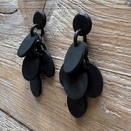 Handgemaakte buffelhoorn oorbellen. Mat zwart 6.5 x 3 cm. Superlicht