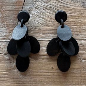 Handgemaakte buffelhoorn oorbellen. Mat zwart 6.5 x 3 cm. Superlicht