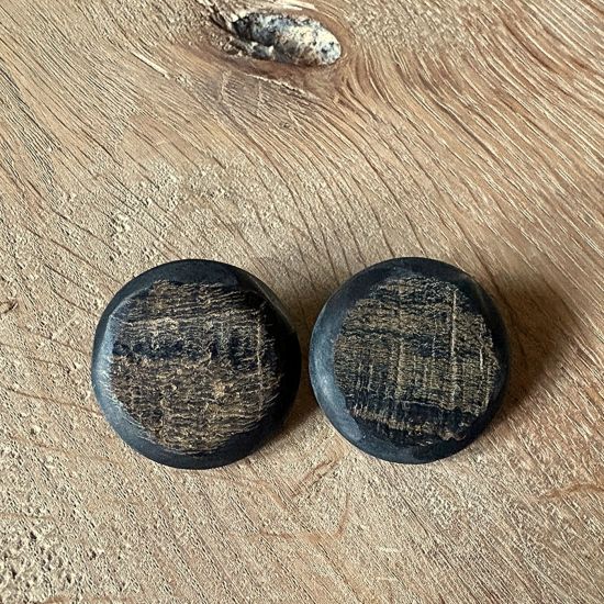 Stoere, ruwe, matte buffelhoorn oorknoppen, 3 cm. Zwart.