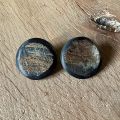 Stoere, ruwe, matte buffelhoorn oorknoppen, 3 cm. Zwart.