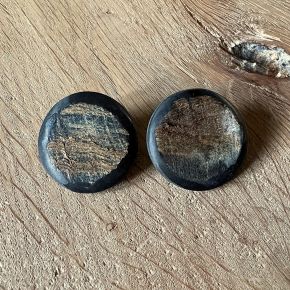 Stoere, ruwe, matte buffelhoorn oorknoppen, 3 cm. Zwart.