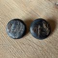 Stoere, ruwe, matte buffelhoorn oorknoppen, 3 cm. Zwart.