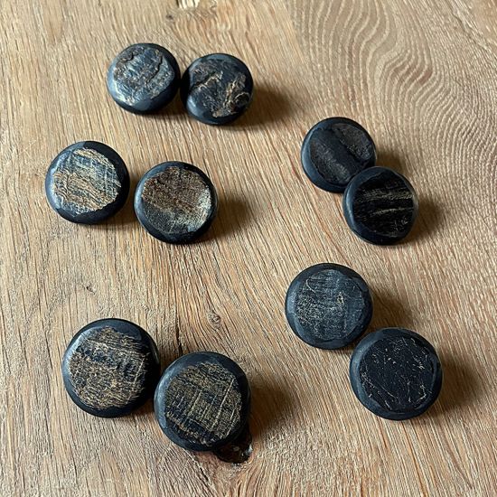 Stoere, ruwe, matte buffelhoorn oorknoppen, 3 cm. Zwart.