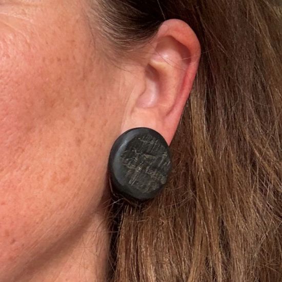 Stoere, ruwe, matte buffelhoorn oorknoppen, 3 cm. Zwart.