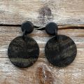Handgemaakte, zwart / ruwe, ronde buffelhoorn oorbellen. Ø 3.5 cm. Superlicht