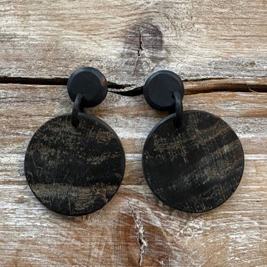 Handgemaakte, zwart / ruwe, ronde buffelhoorn oorbellen. Ø 3.5 cm. Superlicht